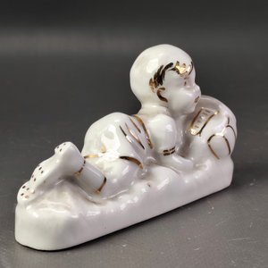 Lote de 5 Piezas de Porcelana Fina: Jarritas Limoges, Florerito Alemán, Calderita y Figura Schmidt - imagen 12