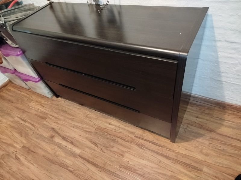 Comoda de madera maciza en buen estado - imagen 7
