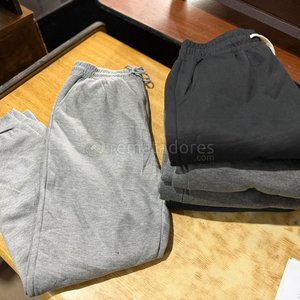 Lote anterior: Conjunto de Pantalones Deportivos Grises y Negros
