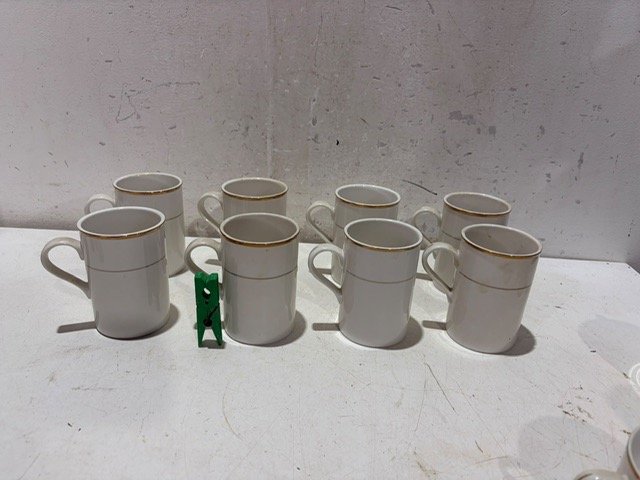 Juego de 8 Tazas de Loza Blanca con Borde Dorado