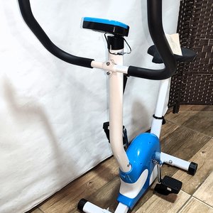 Bicicleta Fija con Computadora Integrada - Blanca y Celeste - imagen 4