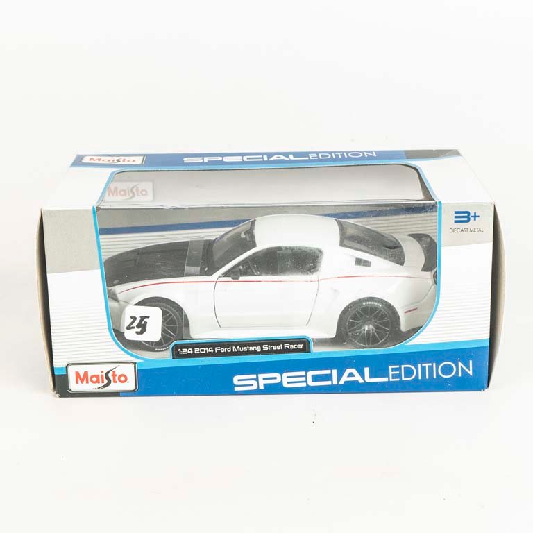 Auto Ford Mustang Street Racer 2014 escala 1/24 colección Maisto