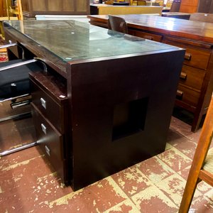Escritorio moderno con silla de oficina - imagen 2