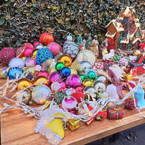 Lote Navideño: Figuras de Pesebre, Casa Navideña, Adornos y Luces - imagen 2