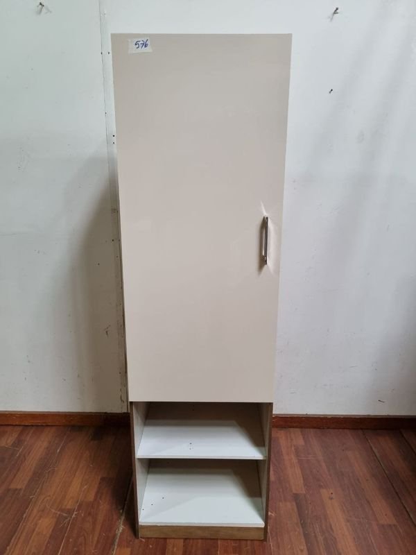 Mueble Alto Blanco y Marrón con Puerta y Estantes Abiertos