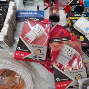 Gran cantidad de cargadores y cables - imagen 3