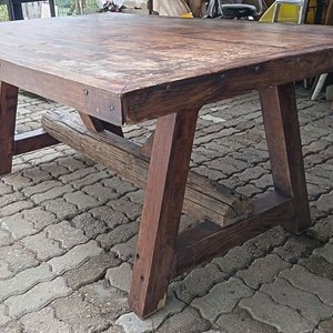 Lote anterior: Mesa de Barbacoa Estilo Rustico de Madera Maciza - De Gran Porte con Patas Robustas Dispuestas en Ángulo y Un Travesao de Tirante  - Medidas 209 cm x 131 cm x 83 cm Alto
