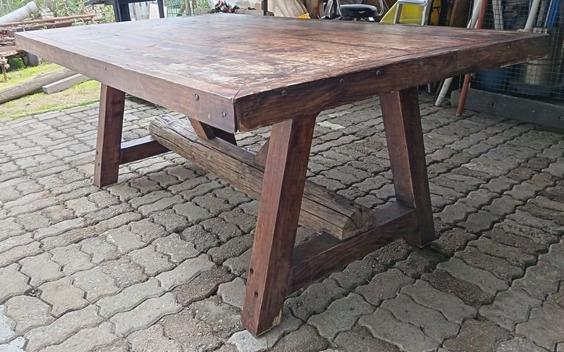 Mesa de Barbacoa Estilo Rustico de Madera Maciza - De Gran Porte con Patas Robustas Dispuestas en Ángulo y Un Travesao de Tirante - Medidas 209 cm x 131 cm x 83 cm Alto