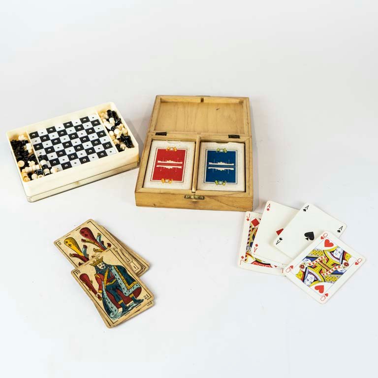 Lote siguiente: Juguetes de cartas y ajedrez para niños