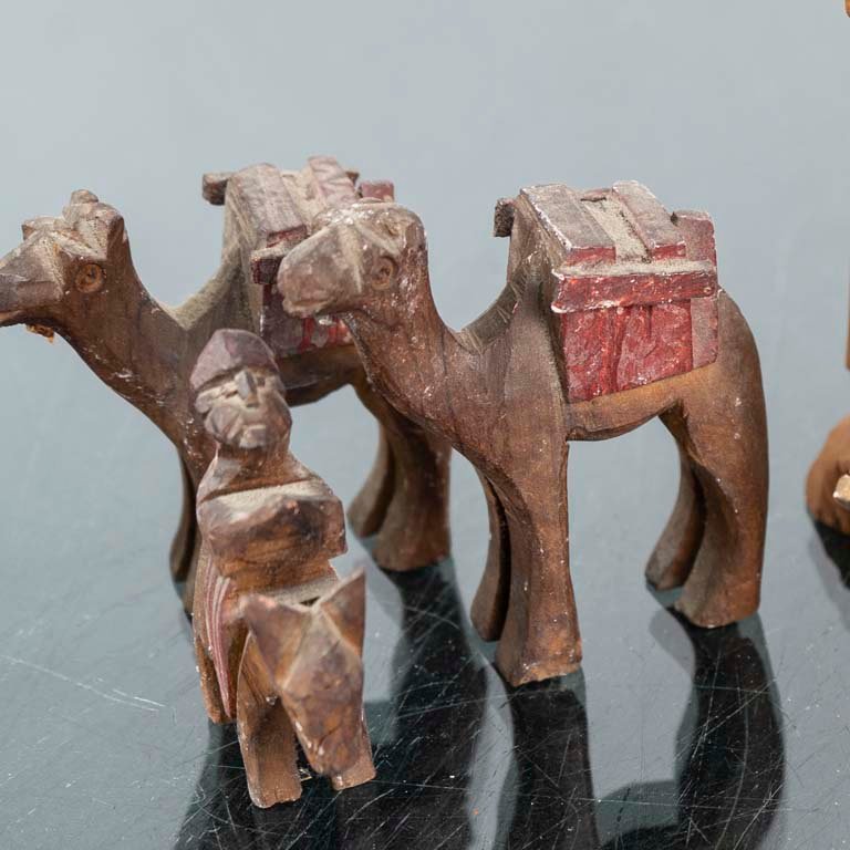 Figuras de madera de camellos con detalles intrincados - imagen 2