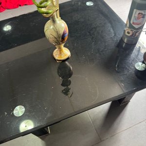Lote siguiente: Mesa Ratona Rectangular de Vidrio Negro con Soporte