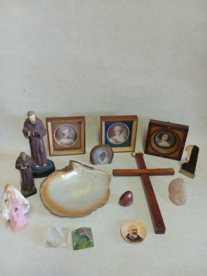 Lote de cuadritos e imágenes religiosas - imagen 2