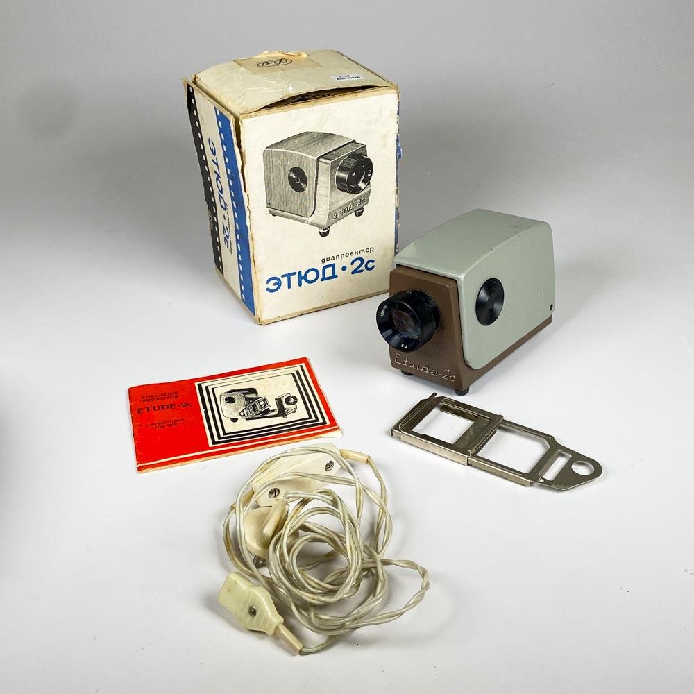 Proyector de cine antiguo con caja