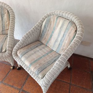 Par de Sillones de Mimbre Blancos con Ruedas y Almohadones Rayados - imagen 5