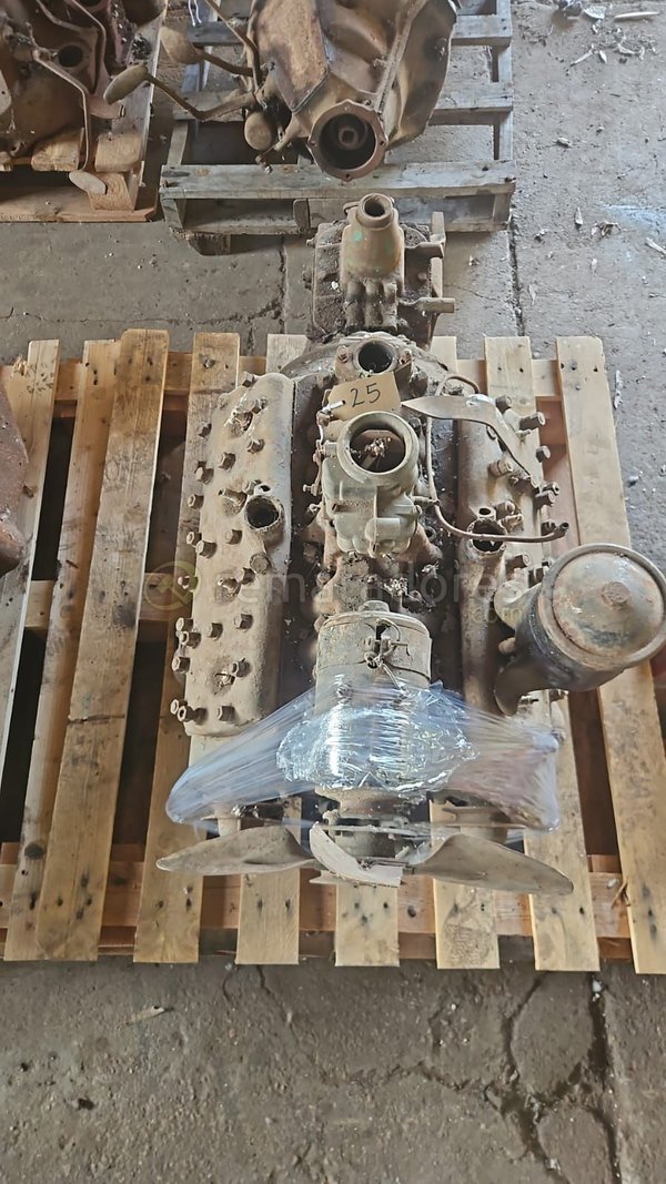 Motor de Combustión Interna Antiguo para Repuestos o Restauración - imagen 1