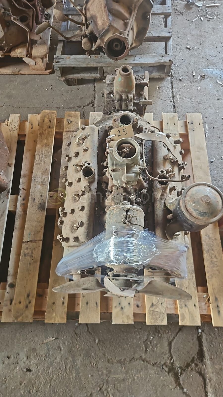 Motor de Combustión Interna Antiguo para Repuestos o Restauración
