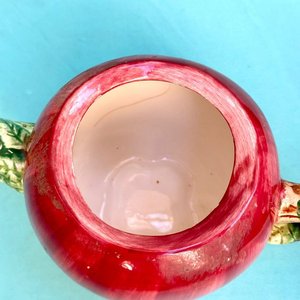 Hermosa tetera sellada . Forma de manzana . Simply Delicivos . Chadwik Miller,Inc (empresa estadounidense importadora).  Tiene alguna restauración .Muy decorativa y coleccionable. Altura aprox: 12.5 cm. - imagen 5