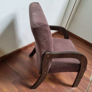 Sillón Tapizado Marrón con Estructura Oscura - imagen 2