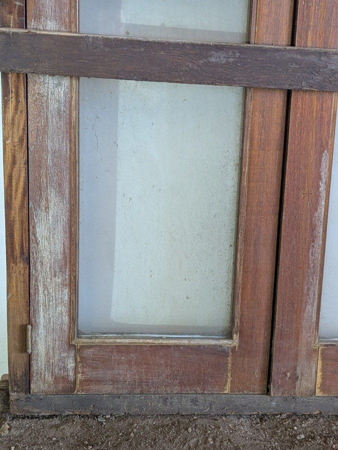 Puerta de madera con tres hojas batientes y marco - imagen 4