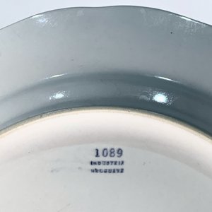Diecinueve Platos de Losa Blancos con Flores Azules - Dos con Detalles - imagen 4