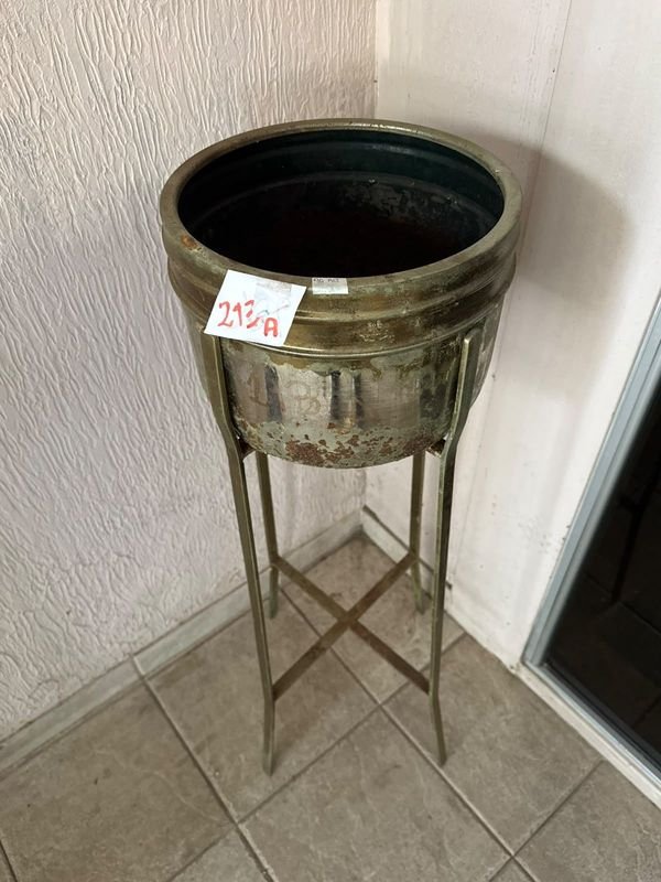 Pedestal Metálico con Portamaceta Alto