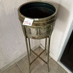 Lote anterior: Pedestal Metálico con Portamaceta Alto