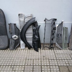 Lote de 32 Piezas de Autopartes: Caretas, Guardabarros y Más - imagen 21