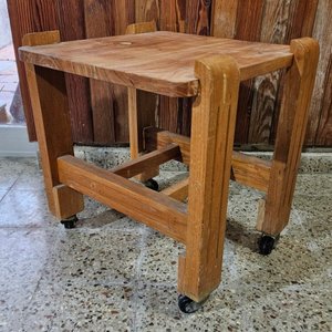Mesita Auxiliar Firme de Madera Maciza con Rueditas - imagen 3