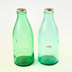 Dos Botellas de Vidrio Verdes Conaprole de 1 Litro con Tapa Dorada - imagen 2