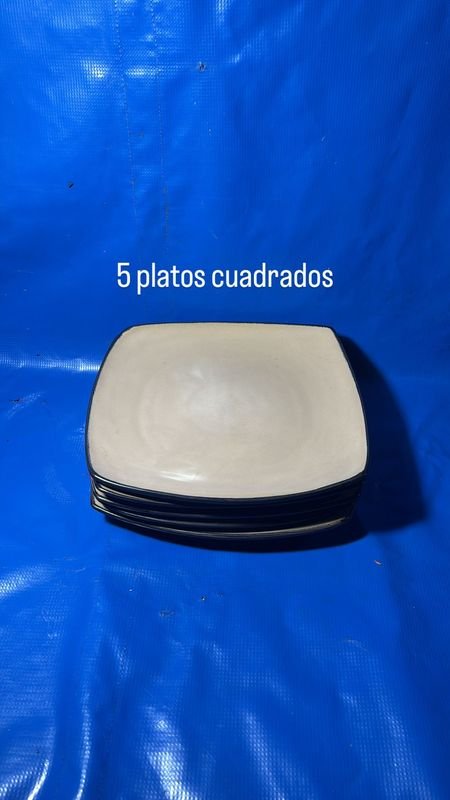 Platos de porcelana blanca en estantería azul - imagen 1
