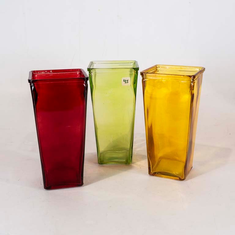Lote siguiente: Tres floreros de vidrio en colores