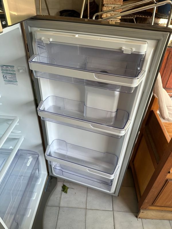 Heladera Electrolux con dispensador de agua (casi nueva) - imagen 6