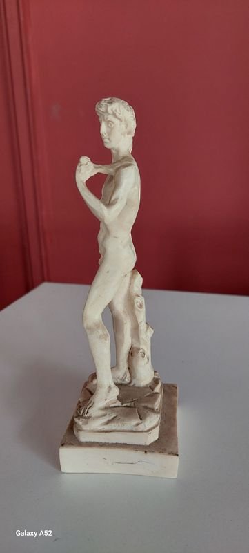 Estatua de hombre sin cabeza - imagen 2