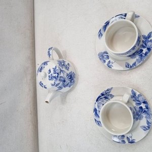 Set Infantil de Té Cerámica Azul y Blanco Flores - Tetera, 2 Tazas y 2 Platitos - imagen 3
