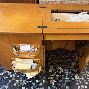 Máquina de Coser Singer con Mueble Moderno y Accesorios - imagen 2