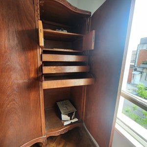 Ropero Antiguo de Madera Oscura con Detalles Tallados - imagen 4