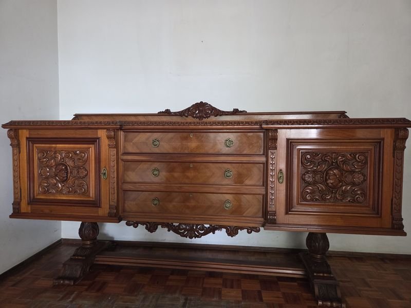 Lote siguiente: Aparador Colonial Español en Excelente Estado