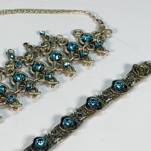Conjunto de Joyería Metálica Plateada y Dorada con Piedras Azules - imagen 2