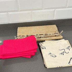 Lote siguiente: Sendero de Mesa y Servilletas de Lino Estampadas y Fucsias