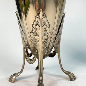 Par de Ánforas Art Nouveau Metálicas con Decoración de Ramas y Patas de Garra de León - imagen 2
