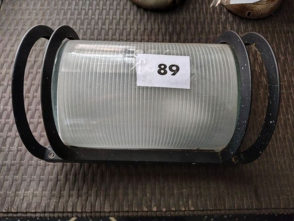 Lámpara Exterior Industrial con Estructura Metálica Negra y Difusor Acanalado