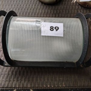 Lámpara Exterior Industrial con Estructura Metálica Negra y Difusor Acanalado - imagen 1