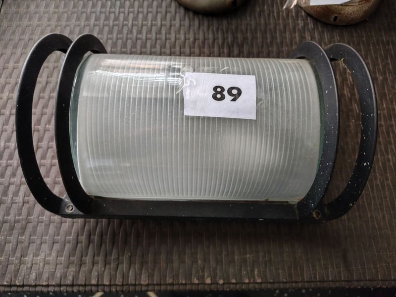 Lámpara Exterior Industrial con Estructura Metálica Negra y Difusor Acanalado