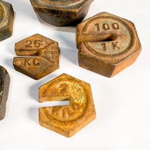 Juego de 8 Pesas de Hierro para Balanza con Enganche - imagen 2