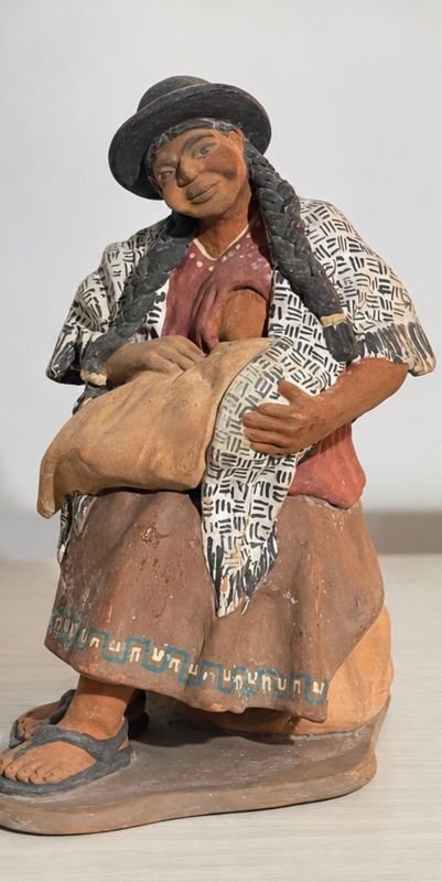 Escultura Artesanal Mujer Andina en Terracota Policromada