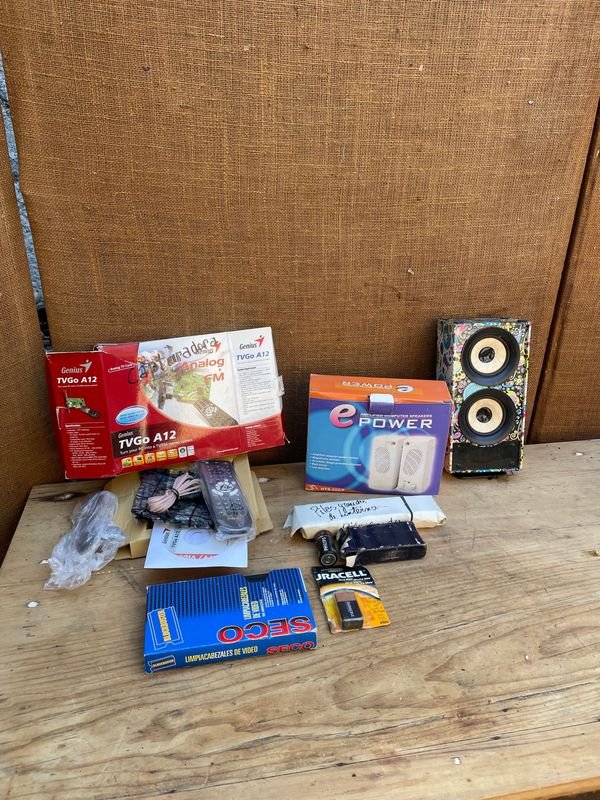 LOTE DE PARLANTE, PILAS, VIDEO, PARLANTES ETC ETC