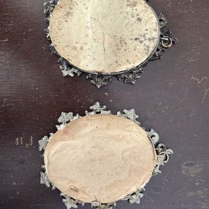 Par de Cuadros Ovalados Antiguos con Marco Ornamental Metálico - imagen 4