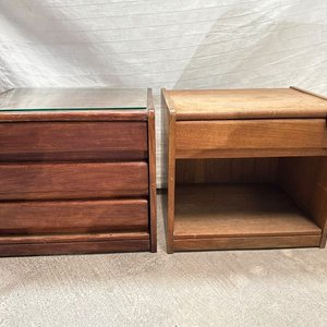 Juego de 2 mesas de luz de madera con tapa de vidrio - imagen 3