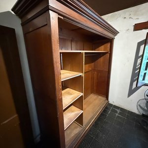 Ropero Antiguo de Pinotea con Estantes y Puertas Corredizas - imagen 3