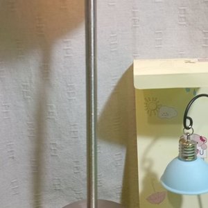 Lote siguiente: Lámpara Táctil Metálica de 3 Niveles de Luz con Perchero de Madera y Adornos
